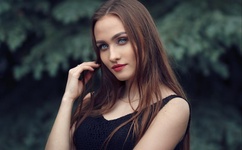 大叔举红酒杯做核酸